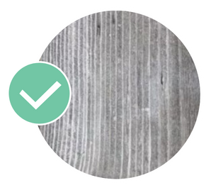 Envejecimiento gris natural de la madera expuesta a los rayos UV y a la intemperie